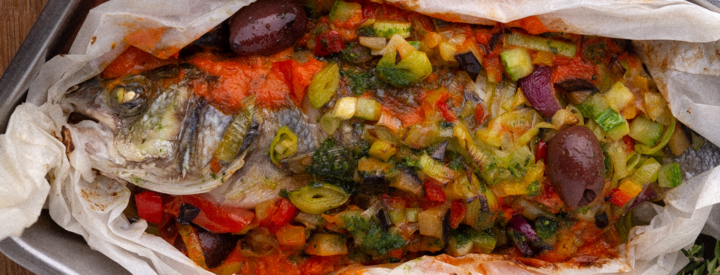 Сибас, запеченный с овощами с соусом из печёного перца